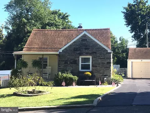 5 Sheridan Ln, Aston, PA 19014