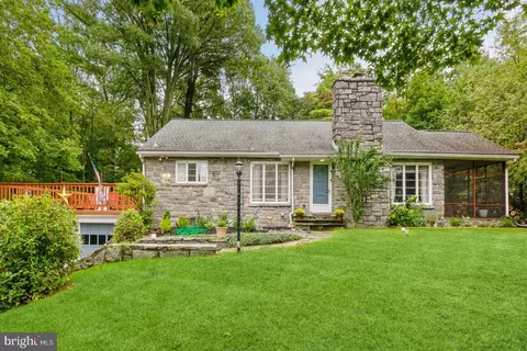 2927 Larkin Rd, Marcus Hook, PA 19061