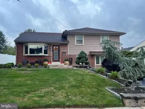 223 Ashford Dr, Broomall, PA 19008