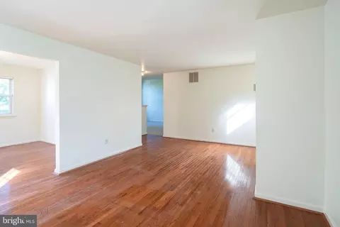 5 Liberty Ct, Marcus Hook, PA 19061 photo 4