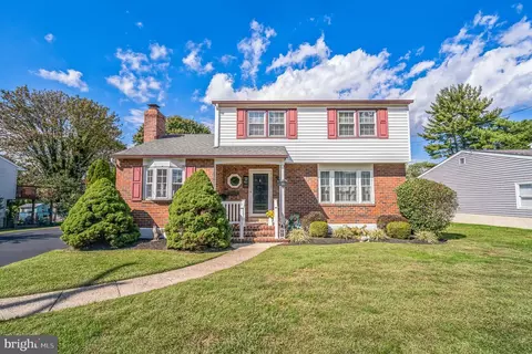 25 Blackthorne Ln, Aston, PA 19014