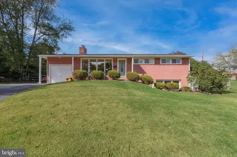 17 Greenbriar Ln, Newtown Square, PA 19073