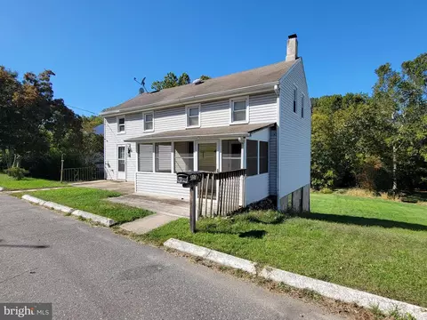 807 Maple Ln, Aston, PA 19014