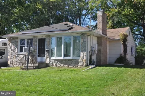331 7th Ave, Folsom, PA 19033
