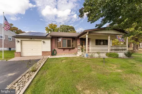 2112 S Bent Ln, Aston, PA 19014