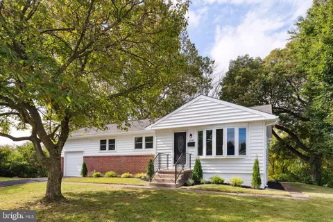 3719 John Dr, Brookhaven, PA 19015