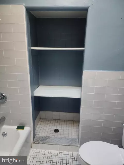 Bath - 252 Avon Rd, Upper Darby, PA 19082 photo 2 of 3