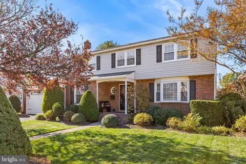 656 Lamp Post Ln, Aston, PA 19014