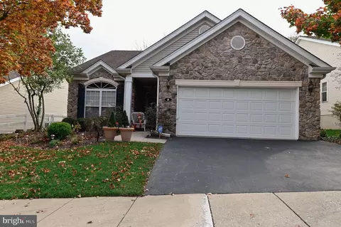 8 Irwin Dr, Ogden, PA 19061