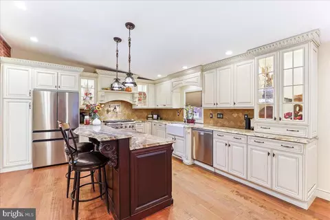 406 Colonial Park Dr, Springfield, PA 19064