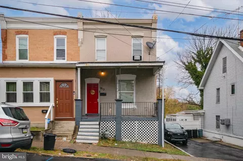 913 Pine St, Darby, PA 19023