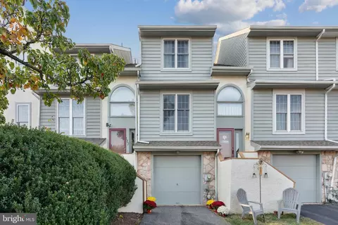 127 Knollwood Ct, Aston, PA 19014