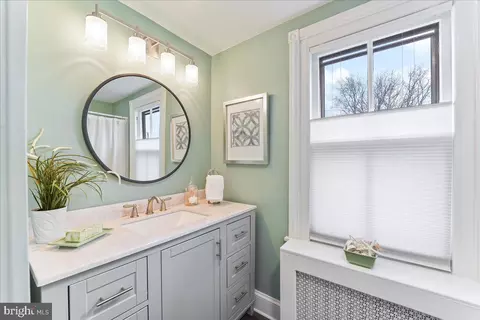 Bath - 251 Willow Ave, Wayne, PA 19087 photo 3 of 3