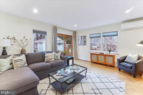 Living - 251 Willow Ave, Wayne, PA 19087 photo 3 of 4