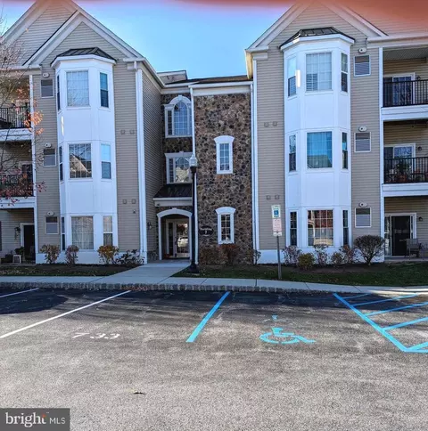734 Creekside Dr, Brookhaven, PA 19015