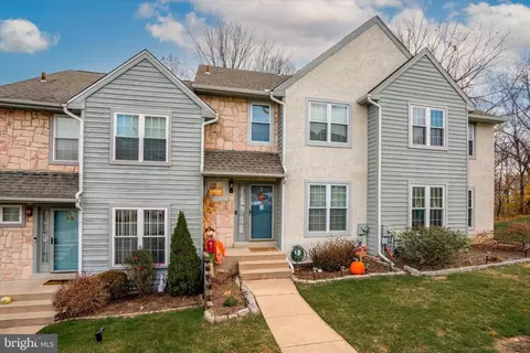 100 Knollwood Ct, Aston, PA 19014