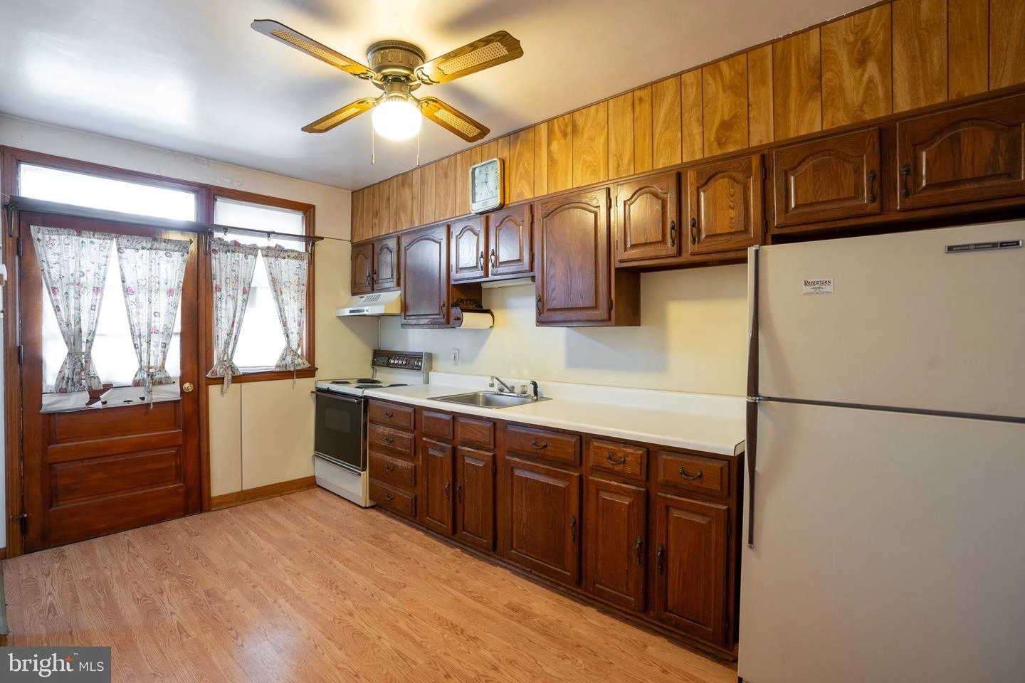 18 Maple St, Marcus Hook, PA 19061 photo 4