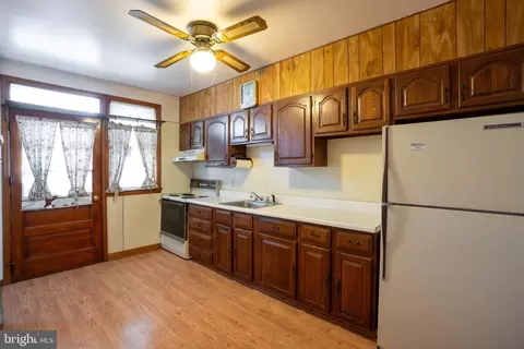 18 Maple St, Marcus Hook, PA 19061 photo 4