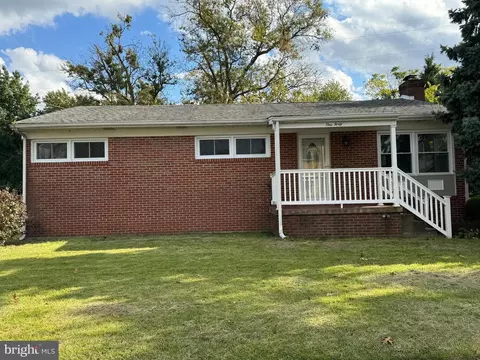 140 Powhattan Ave, Essington, PA 19029