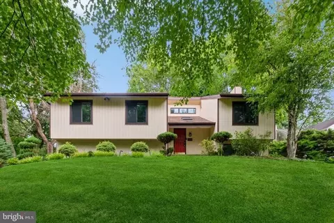 102 Waterview Cir, Havertown, PA 19083