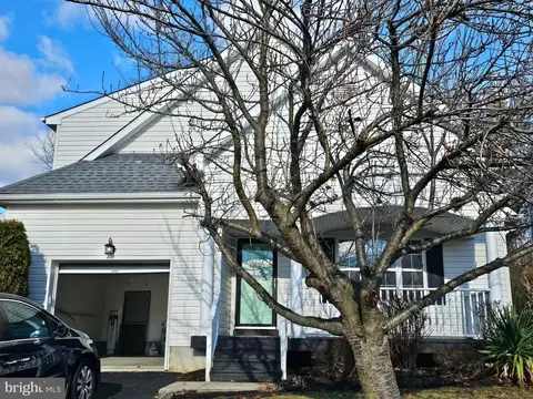 7 Liberty Ct, Marcus Hook, PA 19061