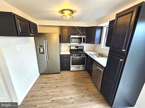 1014 Mcclenahan Ter, Marcus Hook, PA 19061 photo 2