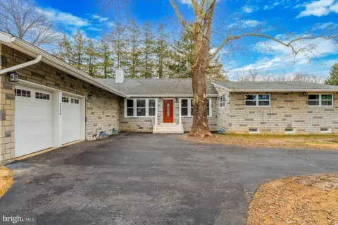2340 Carlton Ave, Marcus Hook, PA 19061 photo 2