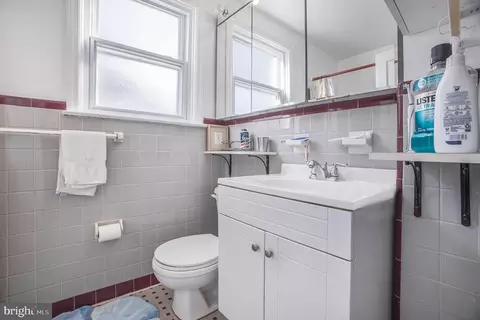 Bath - 312 Pinecrest Rd, Springfield, PA 19064 photo 2 of 3