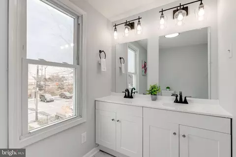 Bath - 1113 Washington Ave, Marcus Hook, PA 19061 photo 6 of 8