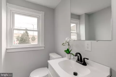 Bath - 1113 Washington Ave, Marcus Hook, PA 19061 photo 3 of 8