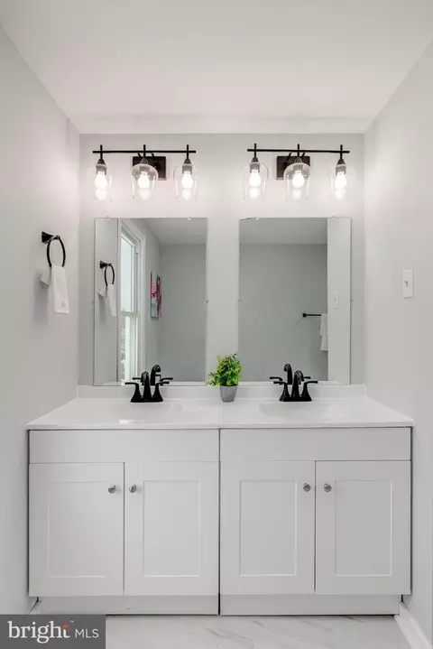 Bath - 1113 Washington Ave, Marcus Hook, PA 19061 photo 7 of 8