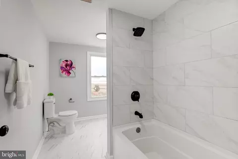 Bath - 1113 Washington Ave, Marcus Hook, PA 19061 photo 4 of 8