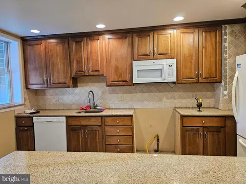 10 Chestnut St, Marcus Hook, PA 19061 photo 2