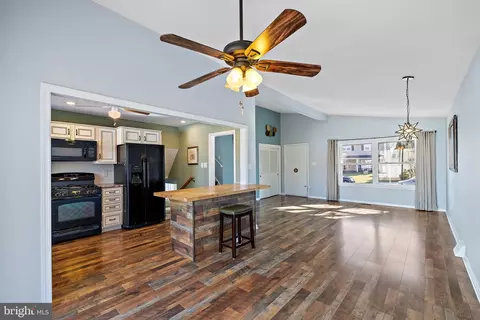 Living - 415 Eldon Dr, Broomall, PA 19008 photo 4 of 6