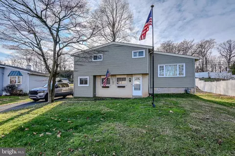 902 Flora Ln, Marcus Hook, PA 19061