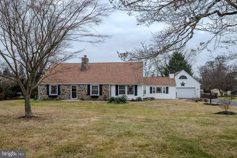 617 Williamsburg Dr, Broomall, PA 19008