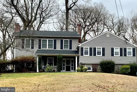 10 Castle Rock Dr, Havertown, PA 19083