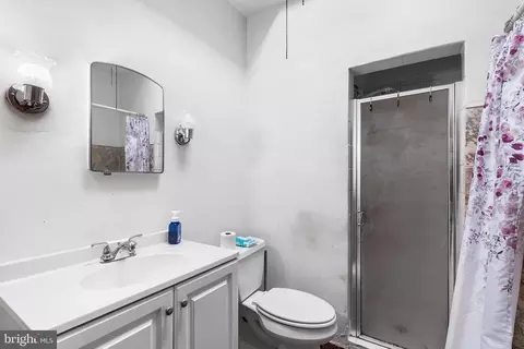 Bath - 249 Wembly Rd, Upper Darby, PA 19082 photo 1 of 2