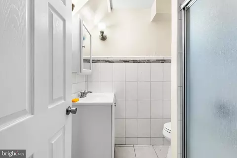 Bath - 249 Wembly Rd, Upper Darby, PA 19082 photo 2 of 2