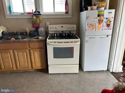 Kitchen - 40 Sunshine Rd, Upper Darby, PA 19082 photo 3 of 3