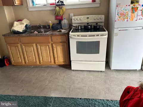 Kitchen - 40 Sunshine Rd, Upper Darby, PA 19082 photo 2 of 3