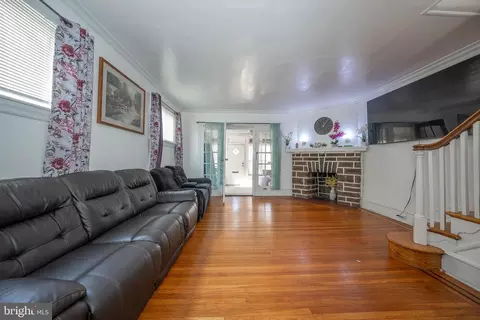 Living - 19 Ardsley Rd, Upper Darby, PA 19082 photo 3 of 6