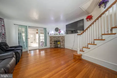 Living - 19 Ardsley Rd, Upper Darby, PA 19082 photo 4 of 6