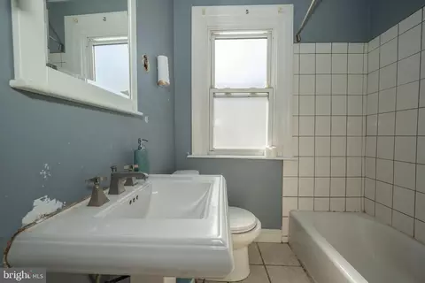 Bath - 19 Ardsley Rd, Upper Darby, PA 19082 photo 1 of 4