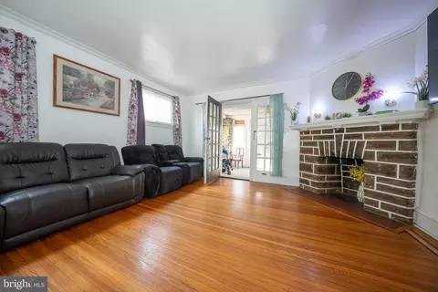 Living - 19 Ardsley Rd, Upper Darby, PA 19082 photo 5 of 6
