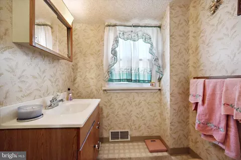 Bath - 2439 Secane Rd, Secane, PA 19018 photo 2 of 2
