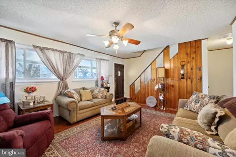 Living - 2439 Secane Rd, Secane, PA 19018 photo 2 of 3