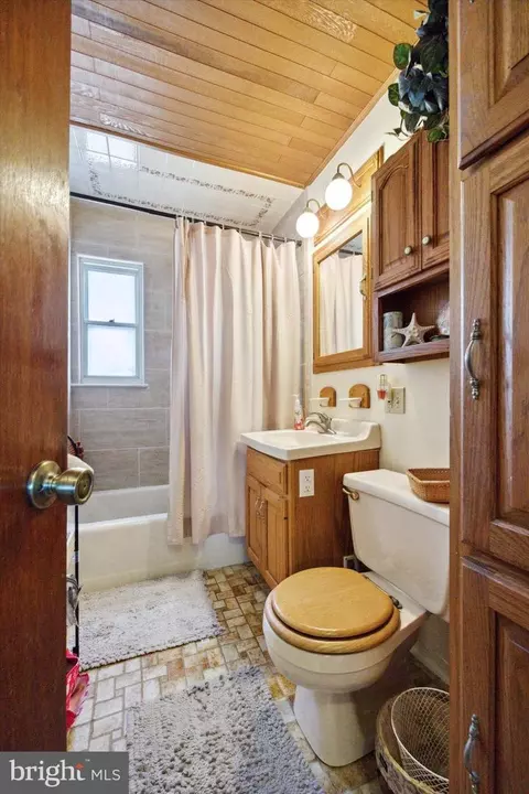 Bath - 2439 Secane Rd, Secane, PA 19018 photo 1 of 2