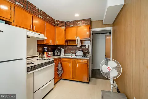 Kitchen - 257 E Township Line Rd, Upper Darby, PA 19082 photo 2 of 4