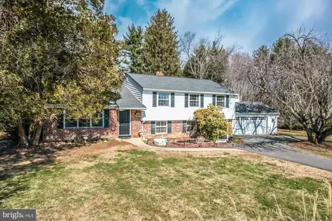 3 Denise Dr, Thornton, PA 19373